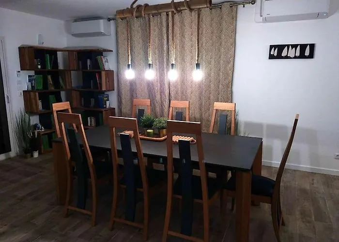 M Comme Maison A La 라론드레모레